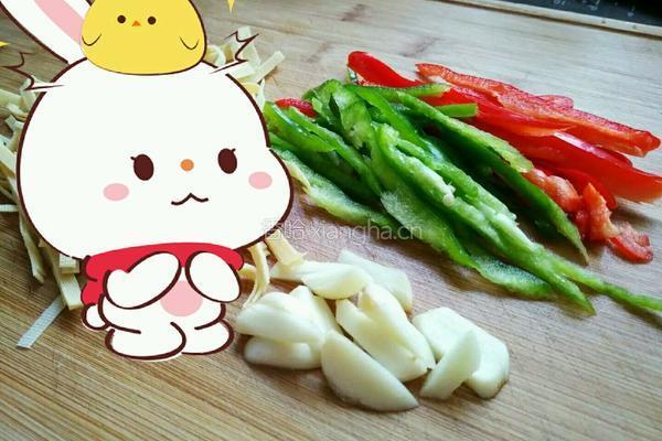 五花肉炒海鲜菇的做法图解3