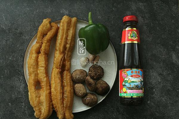 青椒炒油条的做法图解1