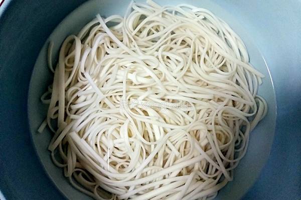 早餐肉丝炒面的做法图解1