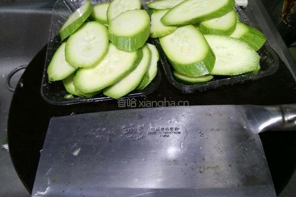 鱼卜炒翠玉瓜的做法图解1