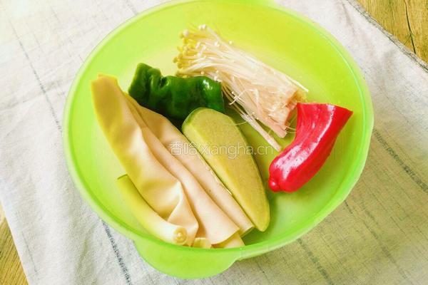  凉拌豆腐皮的做法图解1