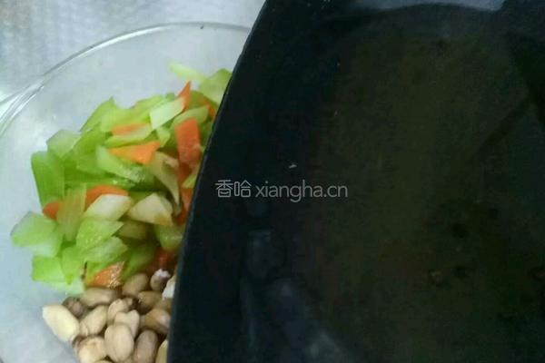 西芹炝拌花生米的做法图解9