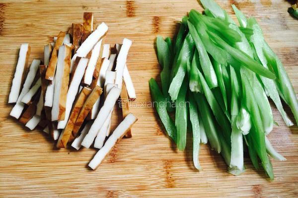 西芹炒豆干的做法图解3