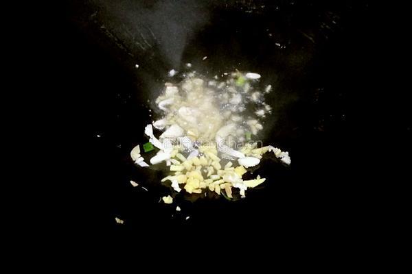 红萝卜炒牛肉的做法图解2