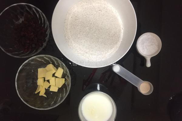 蔓越莓葡萄干软欧包的做法图解1
