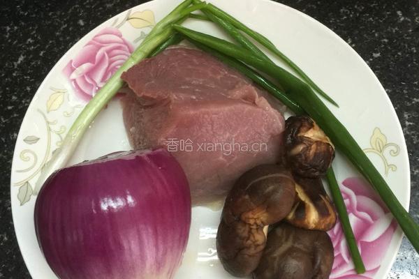 肉丝香菇捞河粉的做法图解2