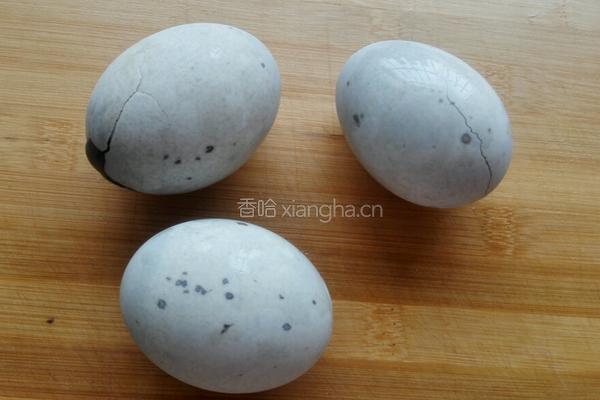 凉拌松花蛋的做法图解2
