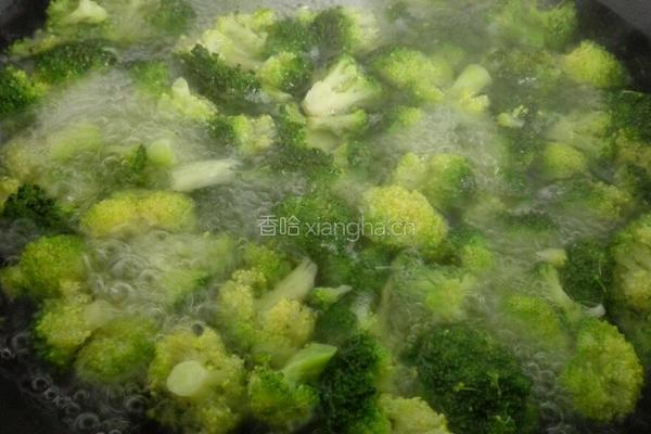 西蓝花炒虾仁的做法图解4