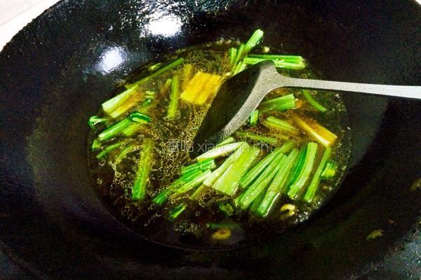 芹菜炖粉条的做法图解5