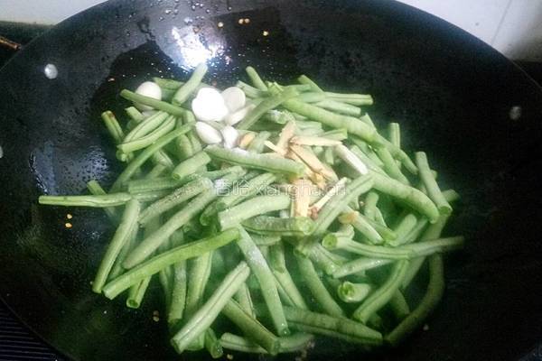 干煸豆角的做法图解6