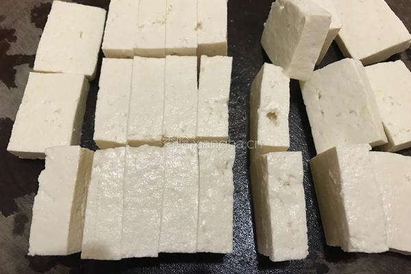 辣黄豆酱炒豆腐的做法图解2