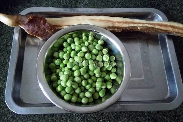 豌豆腊肉焗饭的做法图解1