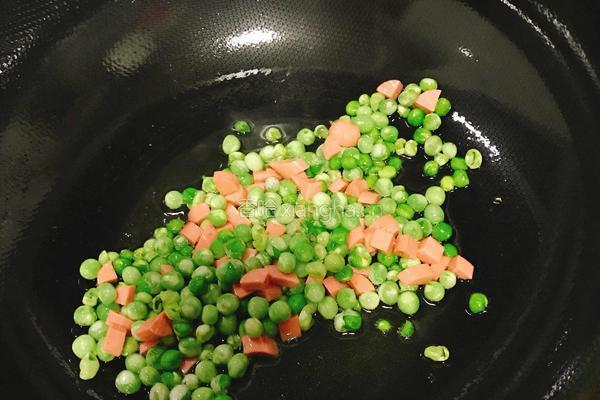 豌豆火腿肠的做法图解2