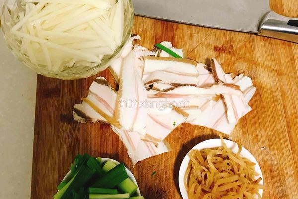 蒜苗腊肉炒土豆丝的做法图解1