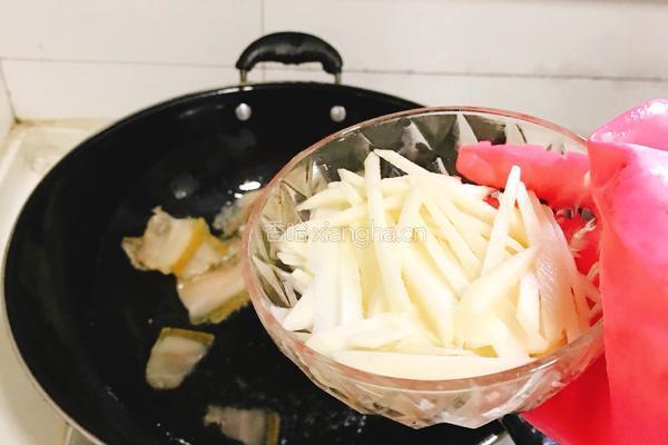 蒜苗腊肉炒土豆丝的做法图解4