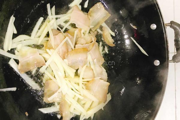 蒜苗腊肉炒土豆丝的做法图解5