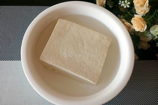 砂锅酿豆腐的做法图解1