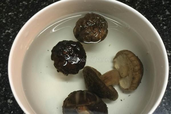 ＃李锦记#蚝油排骨香菇腊肠饭的做法图解5