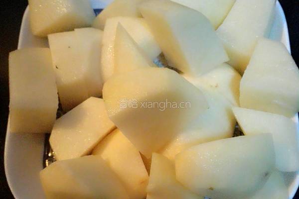 土豆炖鸡块的做法图解2