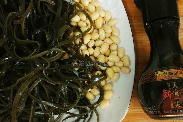 黄豆炖海带的做法图解1