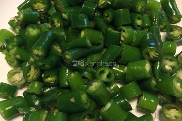 青椒炒鸡蛋的做法图解1