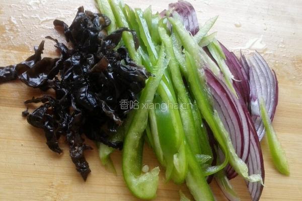 凉拌葱头木耳的做法图解2