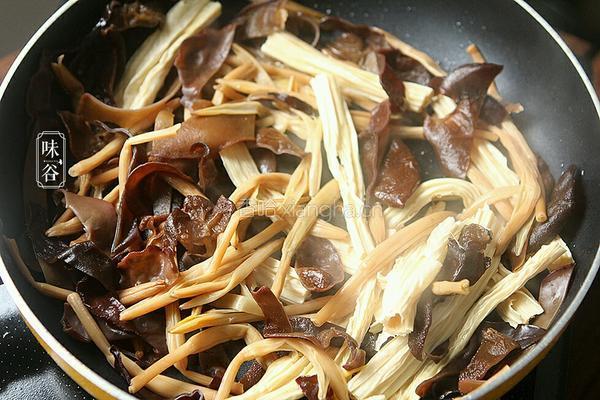 木耳黄花菜拌粉丝的做法图解6
