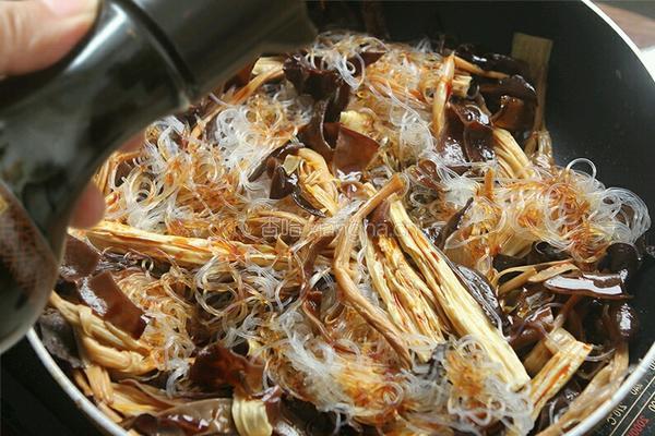 木耳黄花菜拌粉丝的做法图解7