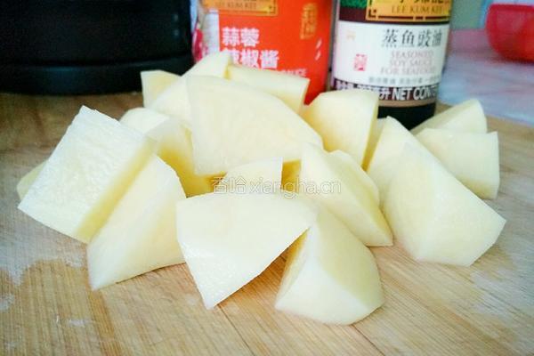 酱香土豆鹌鹑蛋的做法图解1