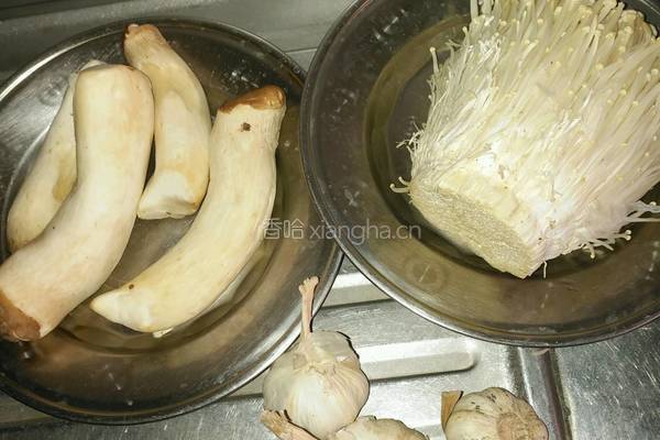 金针菇加杏饱菇的做法图解1