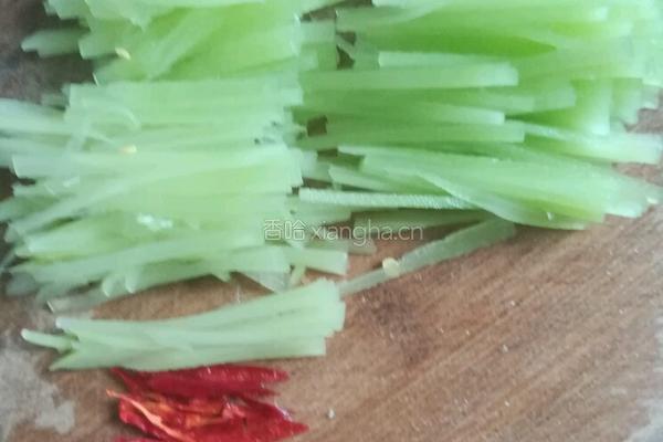 凉拌莴笋丝的做法图解2