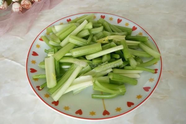 芹菜炒肉的做法图解2