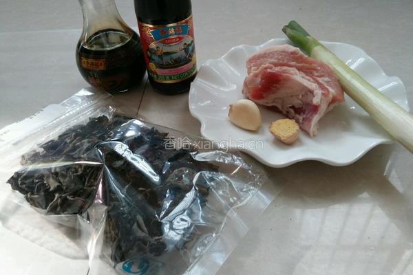 五花肉炒木耳的做法图解1