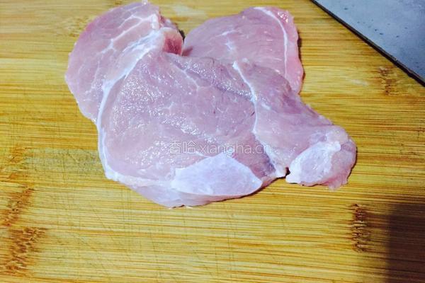 红菇炖瘦肉汤的做法图解3
