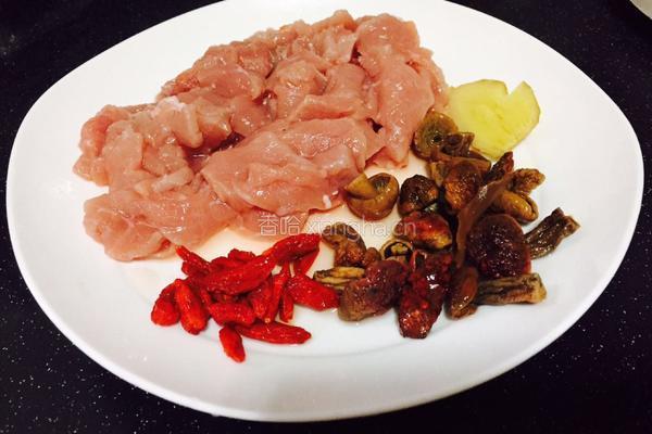 红菇炖瘦肉汤的做法图解4