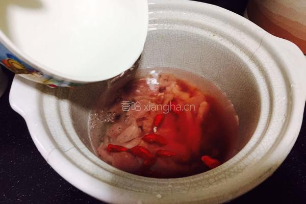 红菇炖瘦肉汤的做法图解5