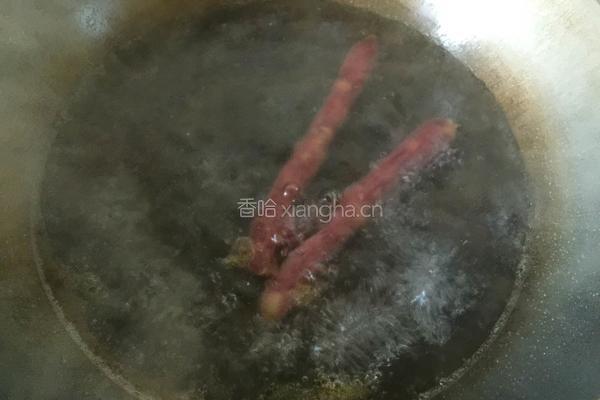 辣椒炒香肠的做法图解2