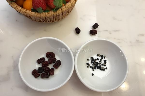 红枣黑枸杞热饮的做法图解1