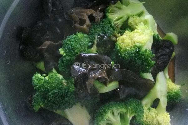 凉拌西兰花黑木耳的做法图解7