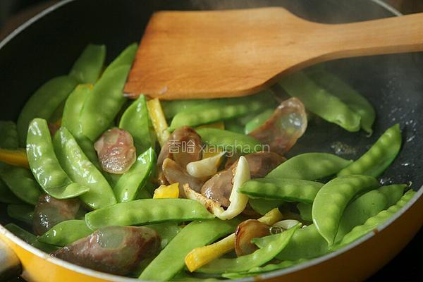 荷兰豆炒腊肠的做法图解4