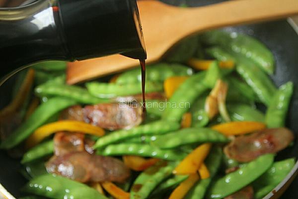 荷兰豆炒腊肠的做法图解5