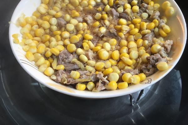 瘦肉丁蒸玉米粒的做法图解2