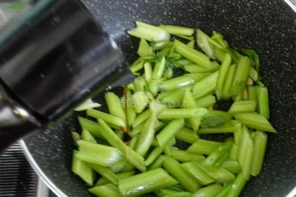 芹菜炒核桃仁的做法图解4