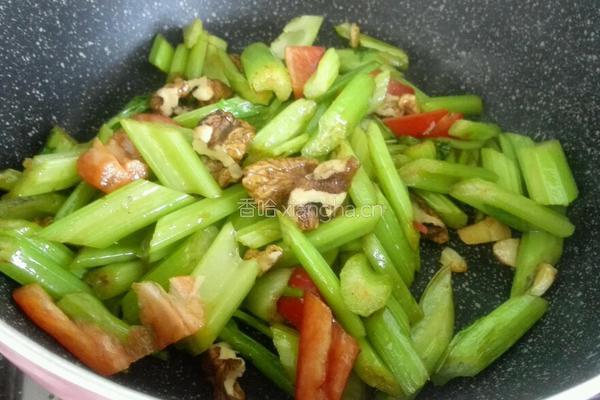 芹菜炒核桃仁的做法图解6