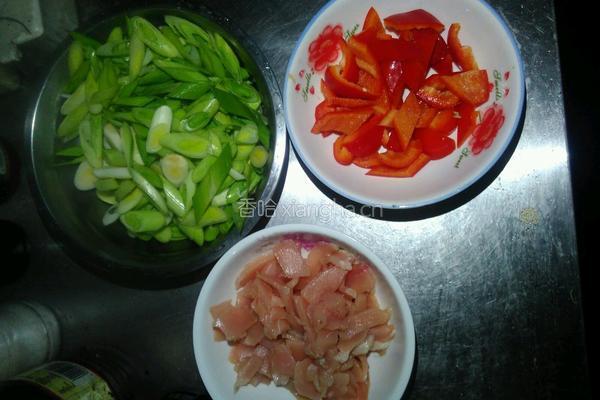 蒜苗炒鸡胸肉的做法图解2