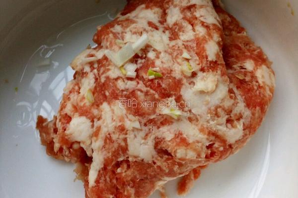 猪肉韭菜蘑菇水饺的做法图解3