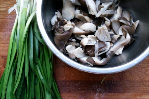 猪肉韭菜蘑菇水饺的做法图解5