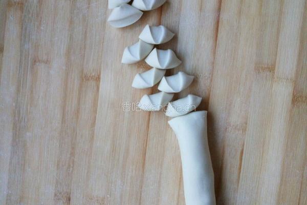 猪肉韭菜蘑菇水饺的做法图解9