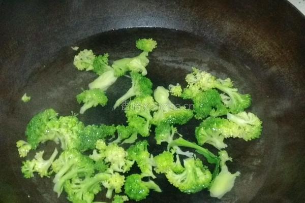 西蓝花蚝油嫩鸡片的做法图解1