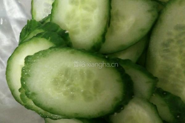 番茄黄瓜蛋炒饭的做法图解3
